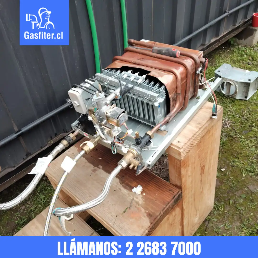 Técnico reparando calefont en Santiago