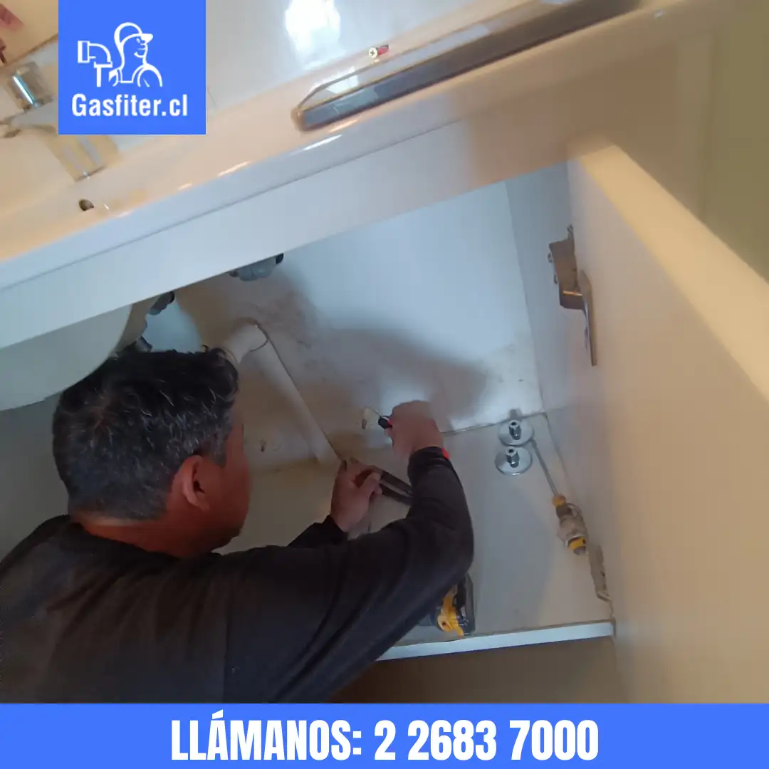 Fuga de agua en lavamanos de baño